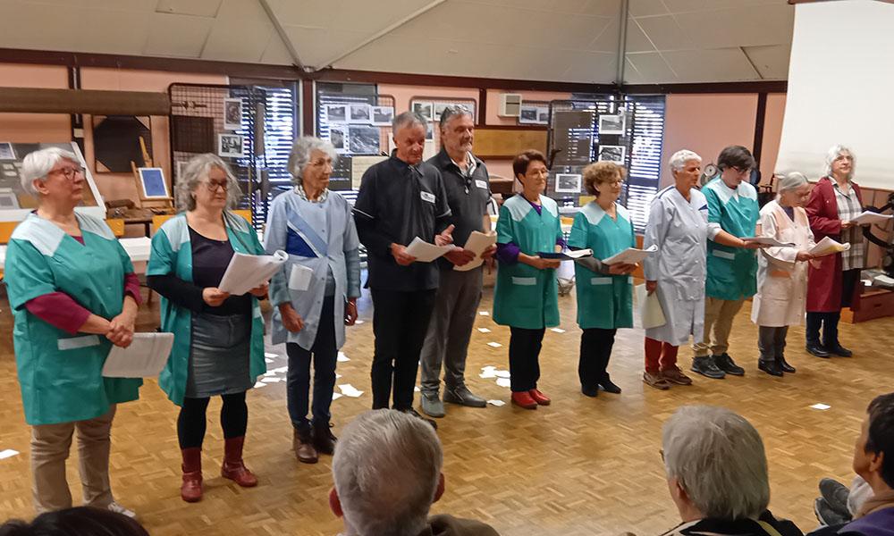 Photo couleur du projet de résidence artistique de la compagnie Soleil Sous La Pluie mené avec les Compagnons papetiers de Crèvecœur et du Marais et la Communauté de Communes des Deux Morin.