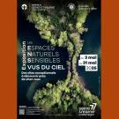 Affiche de l'exposition "Les Espaces Naturels Sensibles vus du Ciel". Photographie couleur du marais d'Épisy à Moret-Loing-et-Orvanne