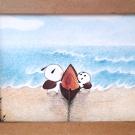 Dessin en couleurs dans un cadre : deux petits personnages avec un sac sur le dos s'apprêtent à monter dans une petite embarcation au bord de la mer.