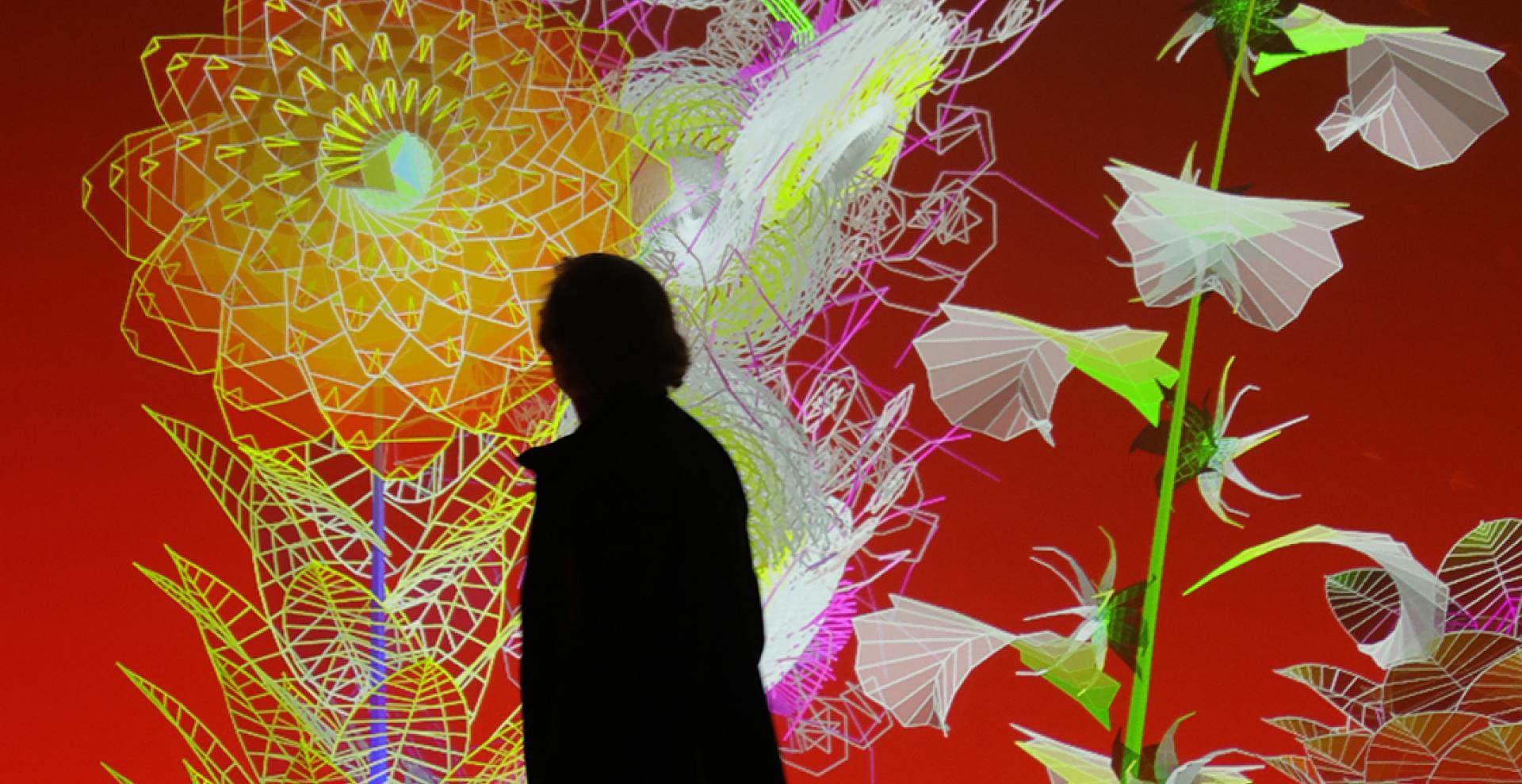 Visuel pour l'exposition Miguel Chevalier, Pixels botaniques, sur un fond rouge constellé de plantes et fleurs se détache une silhouette d'homme marchant