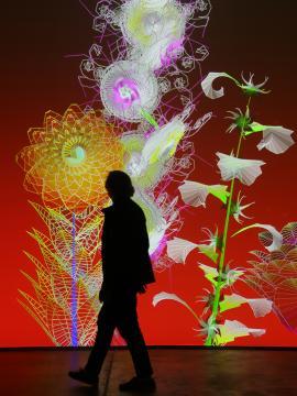 Visuel pour l'exposition Miguel Chevalier, Pixels botaniques, sur un fond rouge constellé de plantes et fleurs se détache une silhouette d'homme marchant