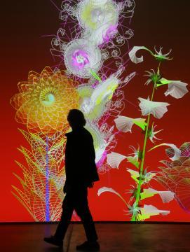 Visuel pour l'exposition Miguel Chevalier, Pixels botaniques, sur un fond rouge constellé de plantes et fleurs se détache une silhouette d'homme marchant
