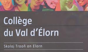 Panneau d'accueil du collège du Val d'Élorn de Sizun dans le Finistère