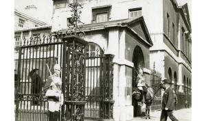 Vue de Londres, datée de juillet 1934 : entrée d'un bâtiment officiel avec deux gardes dont un à cheval. Photographie rapportée de Londres par Pierre Mac Orlan à l'occasion d'un de ses reportages.