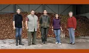 Photographie couleur représentant la ferme cidrerie EARL Biberon : La famille Biberon et une salariée agricole permanente. Ferme de la Bonnerie. Verdelot. Automne 2011.