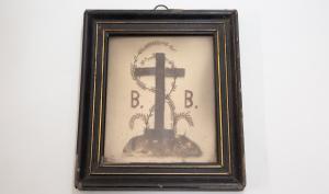 Tableau de deuil, dont le motif, une croix entourée des initiales "B.B.", est réalisé avec les cheveux du défunt