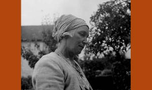 Photographie d'une femme coiffée d'un carré de coton gris noué sur la chevelure, communément appelé marmotte.