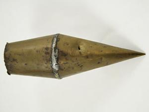 Coffin de faucheur en cuivre ; objet de forme tronconique qui sert à recevoir la pierre à aiguiser (la lame de la faux).