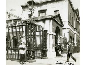 Vue de Londres, datée de juillet 1934 : entrée d'un bâtiment officiel avec deux gardes dont un à cheval. Photographie rapportée de Londres par Pierre Mac Orlan à l'occasion d'un de ses reportages.