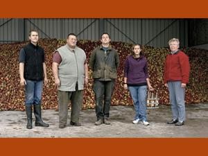 Photographie couleur représentant la ferme cidrerie EARL Biberon : La famille Biberon et une salariée agricole permanente. Ferme de la Bonnerie. Verdelot. Automne 2011.