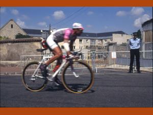 À Coulommiers, lors du passage du Tour de France en 1997, coureur cycliste et agent de police