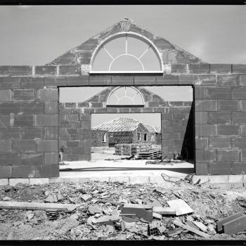 Photographie monochrome de Jürgen Nefzger, représentant la construction des zones pavillonnaires autour de Disneyland Paris entre 1997 et 2000.