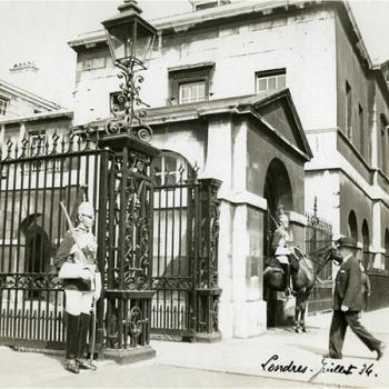 Vue de Londres, datée de juillet 1934 : entrée d'un bâtiment officiel avec deux gardes dont un à cheval. Photographie rapportée de Londres par Pierre Mac Orlan à l'occasion d'un de ses reportages.