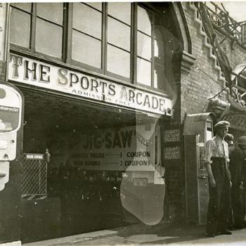 Vue de Londres, datée de 1934 : entrée de The Sports Arcade. Photographie rapportée de Londres par Pierre Mac Orlan à l'occasion d'un de ses reportages.