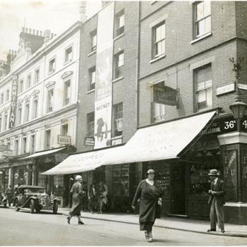 Vue de Londres, datée de 1934 : une rue animée avec voitures et personnages. Photographie rapportée de Londres par Pierre Mac Orlan à l'occasion d'un de ses reportages.