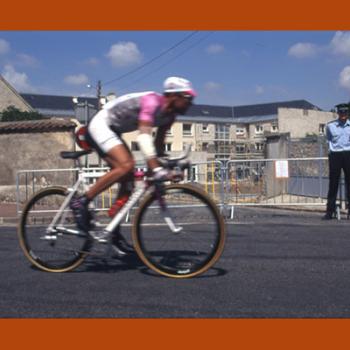 À Coulommiers, lors du passage du Tour de France en 1997, coureur cycliste et agent de police