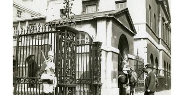 Vue de Londres, datée de juillet 1934 : entrée d'un bâtiment officiel avec deux gardes dont un à cheval. Photographie rapportée de Londres par Pierre Mac Orlan à l'occasion d'un de ses reportages.