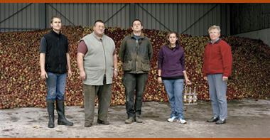 Photographie couleur représentant la ferme cidrerie EARL Biberon : La famille Biberon et une salariée agricole permanente. Ferme de la Bonnerie. Verdelot. Automne 2011.