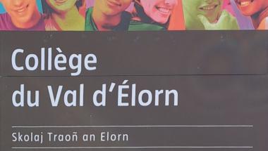 Panneau d'accueil du collège du Val d'Élorn de Sizun dans le Finistère