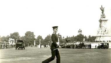Tirage gélatino-argentique sur papier baryté brillant daté de 1934. Vue de Londres :  Un militaire traverse la chaussée devant Buckingham Palace et le Victoria Memorial.