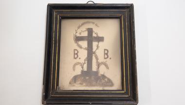 Tableau de deuil, dont le motif, une croix entourée des initiales "B.B.", est réalisé avec les cheveux du défunt