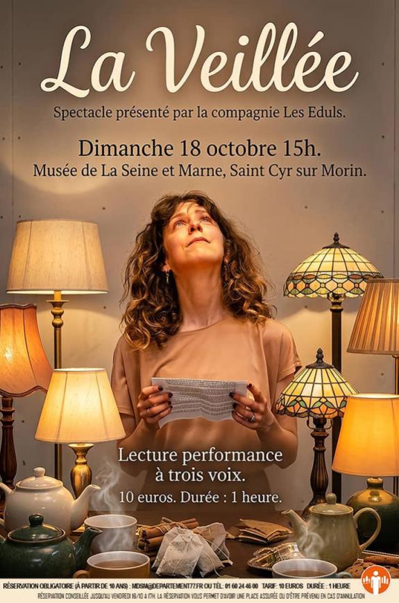 Affiche pour le spectacle La Veillée de la compagnie Les Edules, : la comédienne se tient devant une table couverte de théières, tasses et sachets de thé et entourée de lampes allumées